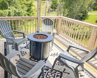 Tranquility Heights: Deck, 3.5 acres, Darts, Movie Room, Desk w/Printer - Ozark - Balcón