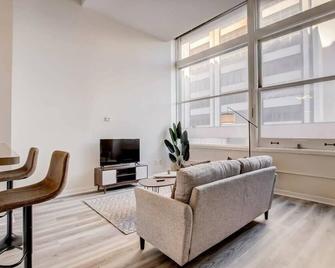Cozysuites - 1br With Direct Skybridge Access #2 - Indianapolis - Living room