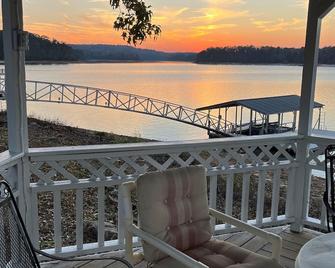 Smith Lake House on water 2 mile north of Duncan Bridge with beautiful sunsets. - Arley - Balcón