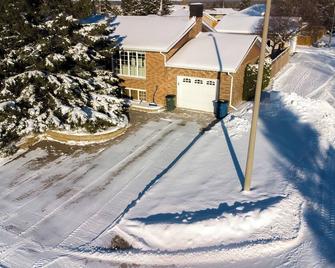 La Résidence - Heated Garage, Executive Home - Cochrane