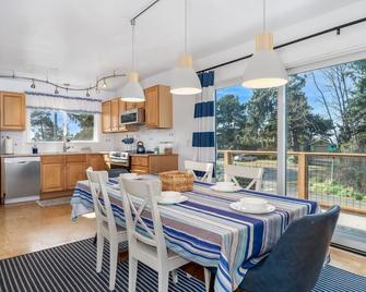 Wrap around sunset deck & hot tub! Steps from surf & tidepools too. - Otter Rock - Jadalnia