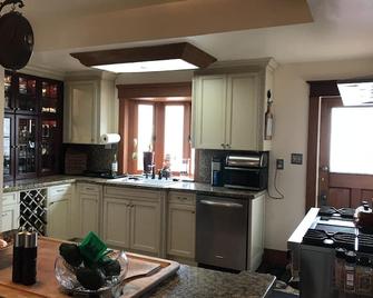 The Center of Vancouver, Spacious Elegant Interior, Spectacular Outdoor Living - Vancouver - Mutfak