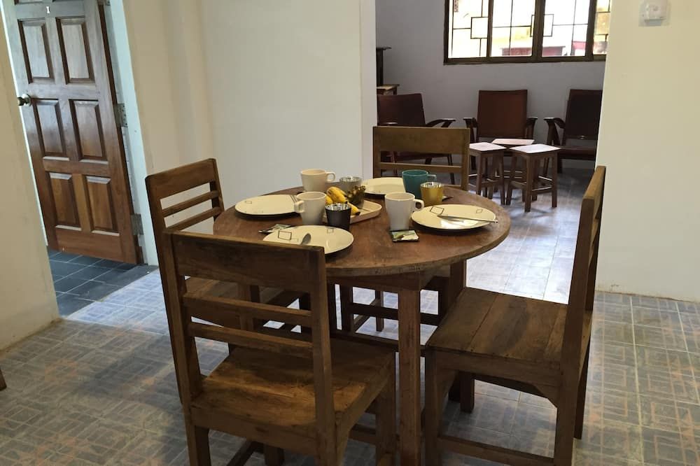 Yangon airport hostel mix dorm - Rangún - Comedor