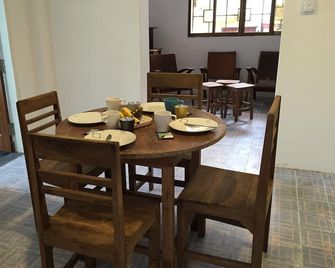 Yangon airport hostel mix dorm - Rangún - Comedor