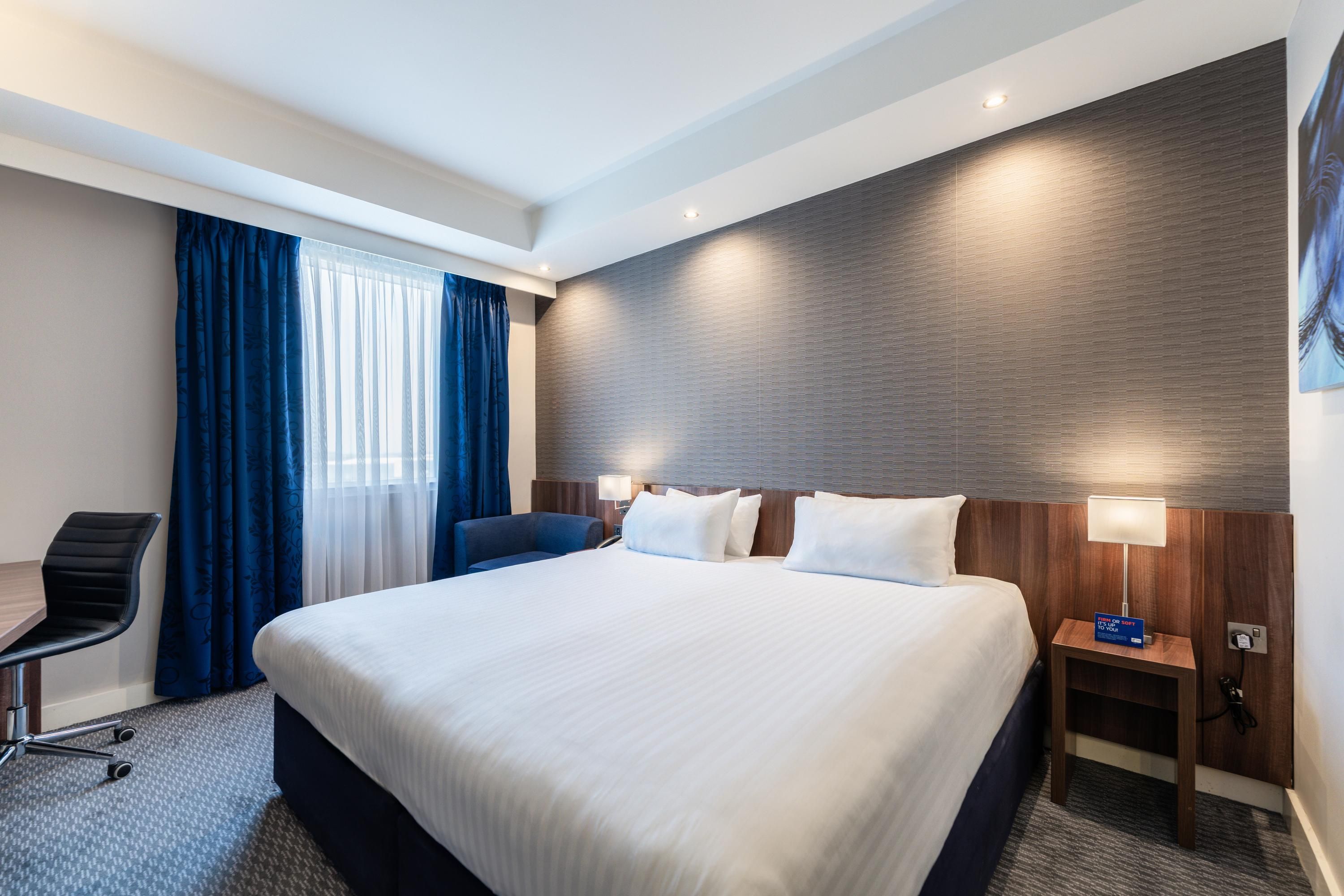 Holiday Inn Express Aberdeen Airport By IHG - אברדין - חדר שינה