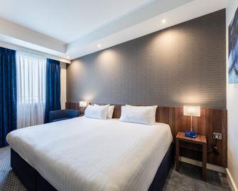 Holiday Inn Express Aberdeen Airport By IHG - Aberdeen - Bedroom