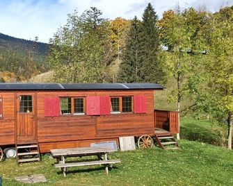Renting a comfortable wooden trailer at the farm on the Vercors - Autrans - Edificio