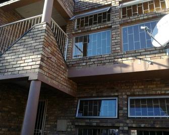 Stylish Spacious Duplex - Roodepoort - Building