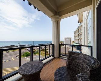 Hotel White House - Kota Jeju - Balkon