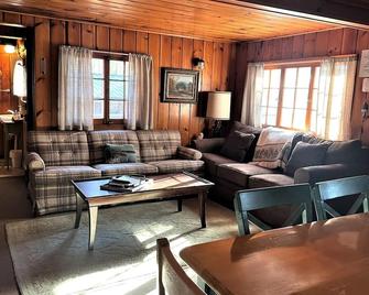 Wild Goose Resort - Drake | 0 Bed, 1 Bath - Park Falls - Sala de estar