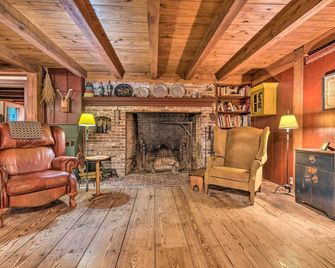 Quaint Home W/grill-10mi to Hot Springs Natl Park - Hot Springs - Living room