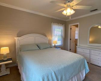 Lyons Den - 3 Bedroom Home Home - Jekyll Island - Bedroom