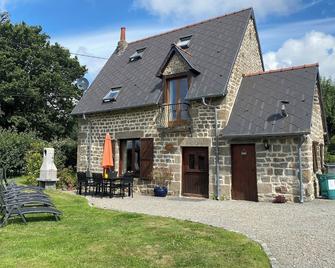 The Gingerbread House Cottage - Beauficel - Edificio