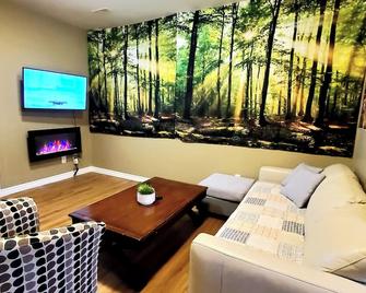 Private 2 bedrooms suite Near Hwy 1, Cultus Lake, Heritage Park, Fishing, Coliseum - Chilliwack - Living room