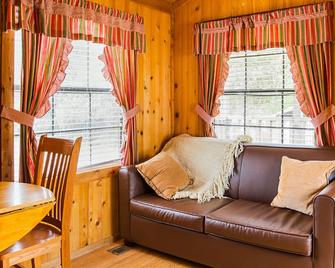 Long Beach Rv & Camping Resort - Long Beach - Living room