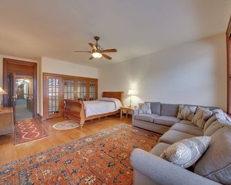 Ski & Explore! Charming Downtown Wallace Condo - Wallace - Salon