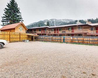 Cozy Red River Getaway - Walk to Main Street - Red River - Building