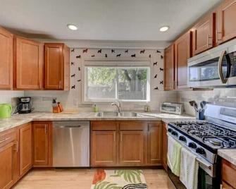 Dunes Homestead - Near Dunes + Lake + Dog Friendly\n - Porter - Kitchen