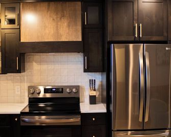 Modern & luxurious 2-bedroom apartment with WiFi, AC on Main Street in Platte. - Platte - Kitchen