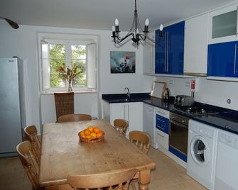 Large High Specification Ground Floor Apartment, With Swimming Pool And Gardens - Ferraria de São João - Cocina