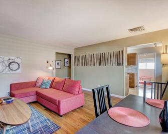 Cozy 2bd 1ba near Nob Hill Garage & AC - Alburquerque - Sala de estar