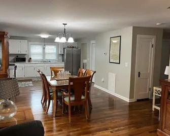 3 bedroom home quiet neighborhood close to trails - Logan - Їдальня
