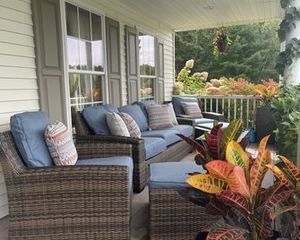 Beautiful Wiscasset Home 5 AC units, sleeps 16 - Wiscasset - Patio