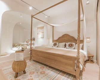 The Koi Fish Designer Homestay - Dalian - Bedroom