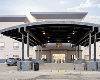 Home Inn & Suites Yorkton - Yorkton - Building