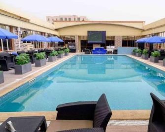 Lb Suites Hotel - Bir El Djir - Piscina