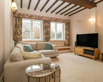 The Well House - Bournemouth - Living room