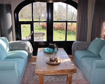 La Dependance is a spacious luxury detached holiday home for 6 people - Saint-Éloy-les-Mines - Huiskamer