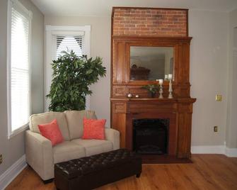 Historic 130 Year Old near downtown Sedalia - great for families or groups - 세달리아 - 거실