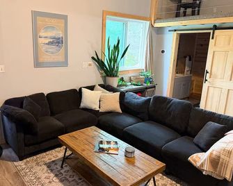 The Last Frontier Loft - Valdez - Living room