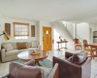 Dreamy Catalina Island Home, Walk to Bea - Avalon - Living room