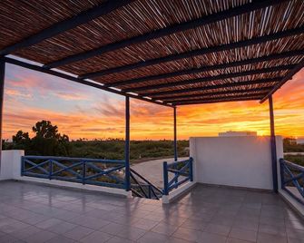 Private home with jacuzzi and large terrace steps from the beach - Altata - Balcón