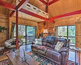 Furnished Deck: Romantic Strawberry/Pine Studio! - Strawberry - Sala de estar