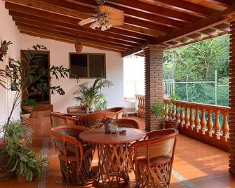 Hostal Casa Blanca - Comala - Patio