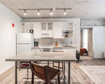 Sleek downtown Cleveland apartment - Cleveland - Kitchen