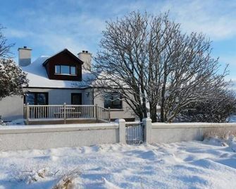 Abhainn Cottage - Mangersta - Outdoors view