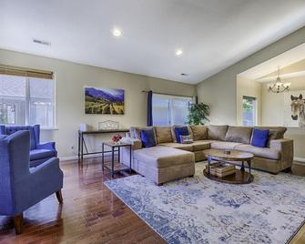 Spacious 4BD 3BA with hot tub, fire pit, and wraparound deck - Sonoma - Living room