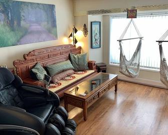 Mt. Washington Ski Chalet on Mount Washington - Courtenay - Living room