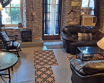 Room In Central Historic Downtown -River View West - Harpers Ferry - Sala de estar