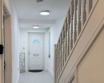 Near Heathrow - Studio - Wifi - Parking - Sleeps 2 - Uxbridge - Gang