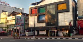 Hotel Safari Thiruvananthapuram - Thiruvananthapuram - Building