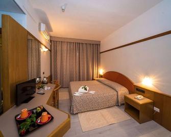 New Petit Hotel - Tempio Pausania - Camera da letto