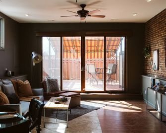 Spacious, Private, & Modern Apartment with King Bed in middle of town. - Sheridan - Living room