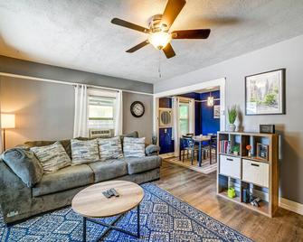 Visalia Vacation Rental Near Sequoia National Park - Visalia - Living room