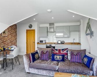 The Lookout - Hythe - Living room
