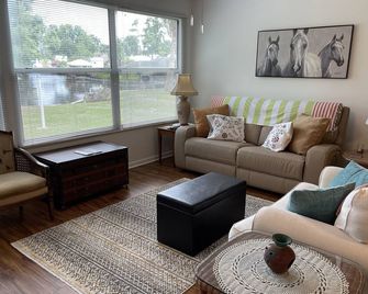 Placid View Cottage - Lake Placid - Living room
